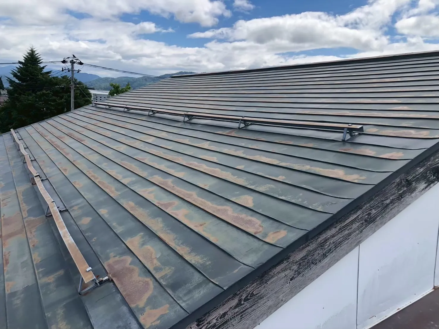 2階横葺き部施工前